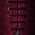 Détail du chevreau rouge et noir sur une Richelieu John Lobb, texture et laçage