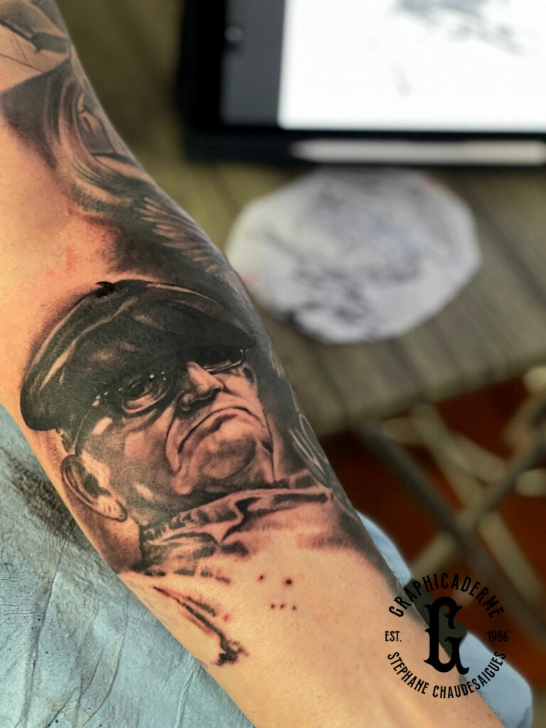 Tatouage noir et gris réalisé en Auvergne dans le studio de Chaudes-Aigues