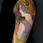 Tatouage portrait féminin inspiration Art nouveau réalisé par Tamara Chaudesaigues