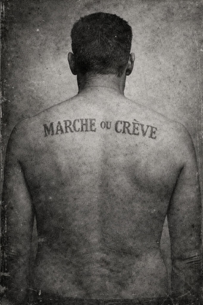 Dos masculin anonyme photographié comme une archive judiciaire, tatouage ancien « Marche ou crève » en haut du dos