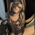 Tatouage figuratif noir et gris réalisé par Tamara Chaudesaigues