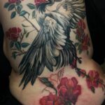 Tatouage grand format grue et fleurs réalisé par Tamara Chaudesaigues 9️⃣