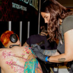 Tamara Chaudesaigues en séance de tatouage au studio Graphicaderme à Avignon