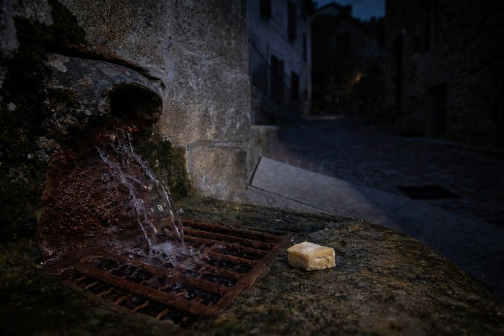 Morceau de fromage déposé près de la source du Par de nuit à Chaudes-Aigues