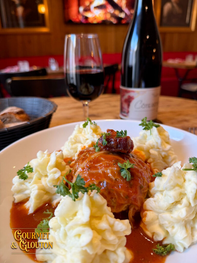 Chou farci maison accompagné de purée servi au restaurant Gourmet & Glouton à Chaudes-Aigues