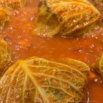 gros plan chou farci auvergnat en cuisson sauce