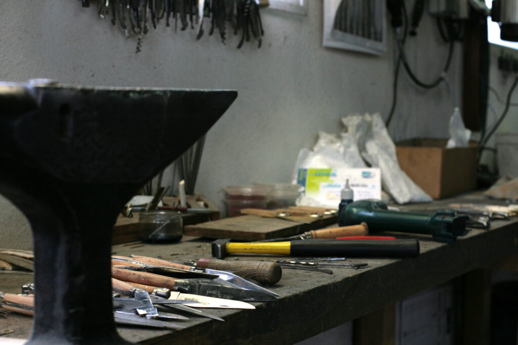 Atelier de coutellerie avec outils et couteaux en fabrication pour le projet du couteau de Chaudes-Aigues