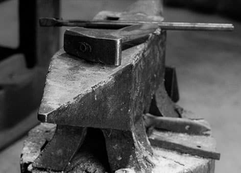 Enclume et outils de la Forge de Laguiole sur le plateau de l’Aubrac