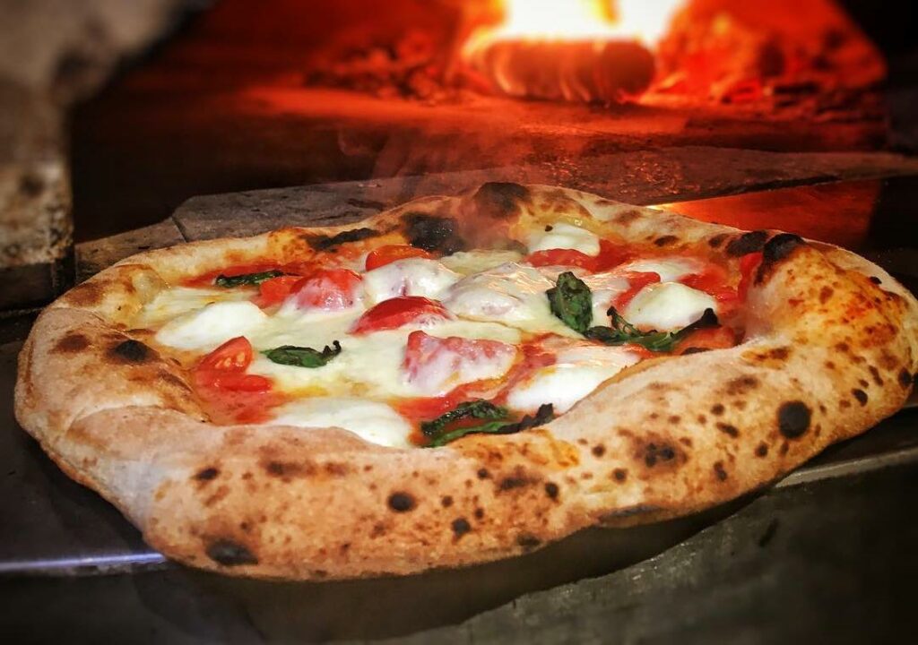 pizza feu de bois napolitaine cuisson four flamme chaudes-aigues