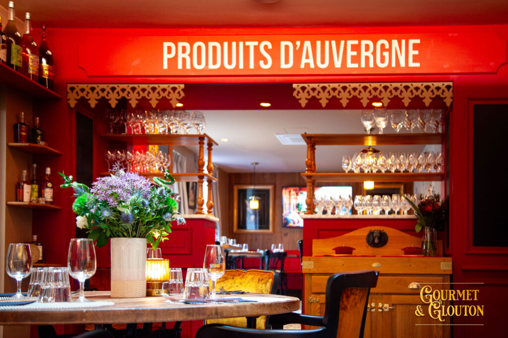 Salle du restaurant Gourmet & Glouton avec produits d’Auvergne à Chaudes-Aigues