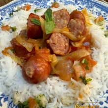 Rougail saucisse : un plat qui traverse les territoires jusqu’à Chaudes-Aigues