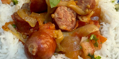 Rougail saucisse : un plat qui traverse les territoires jusqu’à Chaudes-Aigues