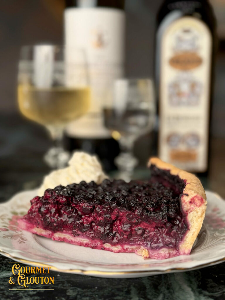 Part de tarte aux myrtilles maison servie au restaurant Gourmet & Glouton à Chaudes-Aigues