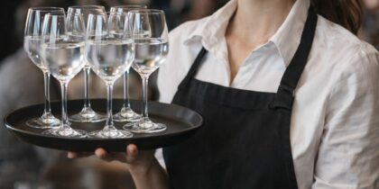 Devenir serveur sans expérience : est-ce possible ?