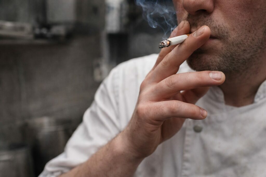 cuisinier fumant en arrière cuisine illustrant un comportement hors cadre en restauration