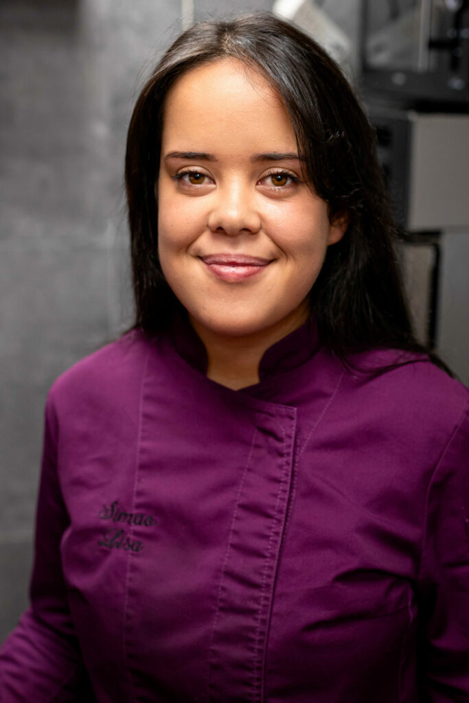 recrutement en restauration lecture d’un CV avec portrait de Lisa Simao
