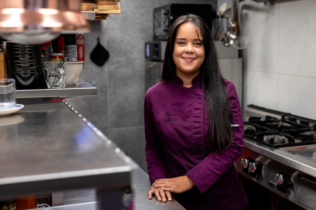 Lisa Simao en cuisine illustrant le recrutement en restauration et le travail sur le terrain