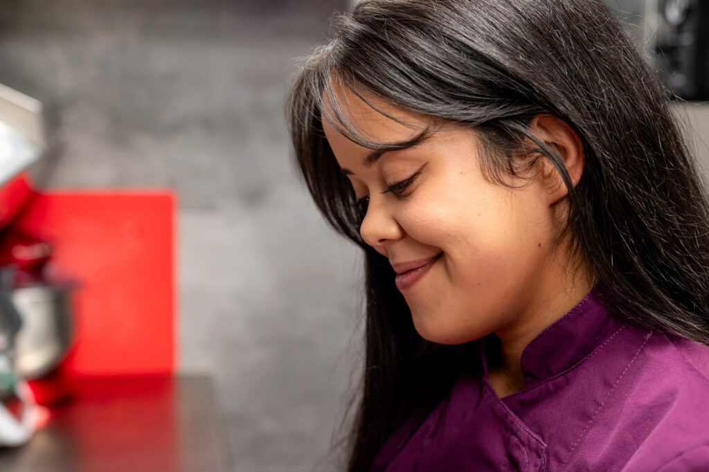 travail en cuisine en restauration avec Lisa Simao en poste