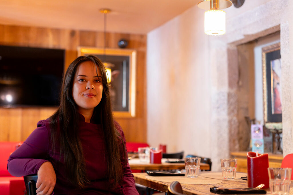 Lisa Simao en salle de restaurant illustrant le travail en restauration