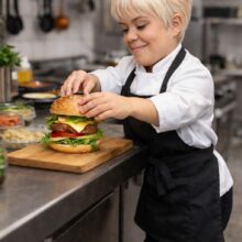 Travailler en cuisine avec un handicap : adapter le poste sans baisser l’exigence