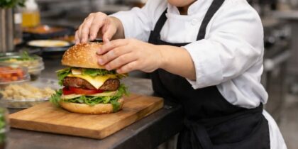 Travailler en cuisine avec un handicap : adapter le poste sans baisser l’exigence