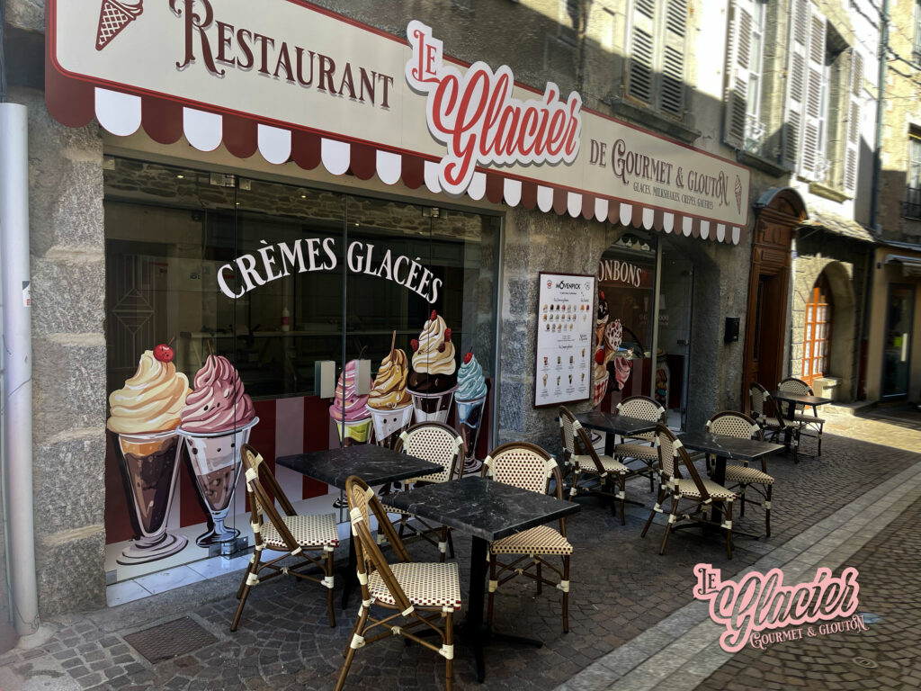 terrasse glacier chaudes aigues aubrac centre village