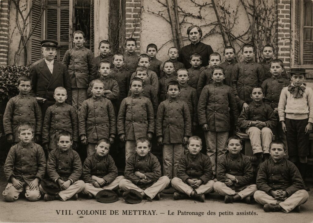 Jeunes pensionnaires de la colonie pénitentiaire de Mettray posant devant leur établissement au XIXe siècle.