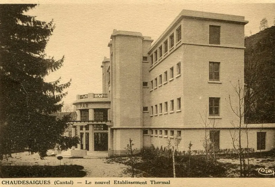 Carte postale ancienne représentant le nouvel établissement thermal du Par à Chaudes-Aigues dans le Cantal.