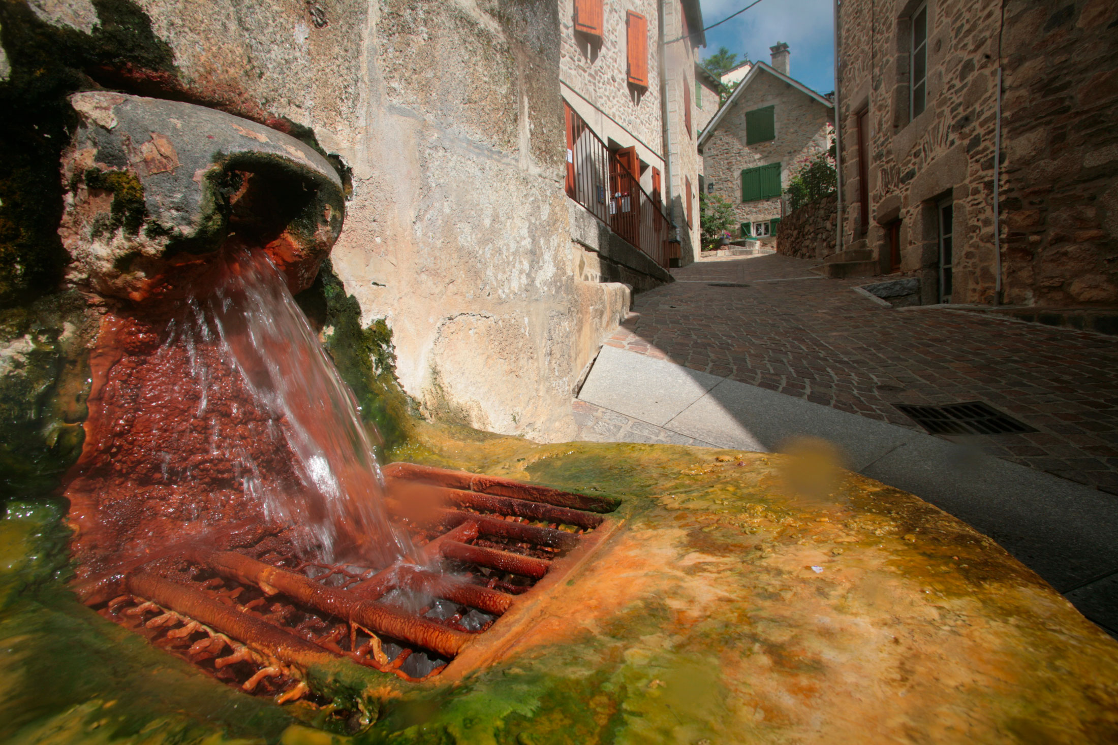 Pourquoi France 2 s&rsquo;est intéressée à Chaudes-Aigues : le village où l&rsquo;eau chaude raconte plus de neuf siècles… et un territoire habité depuis des millénaires