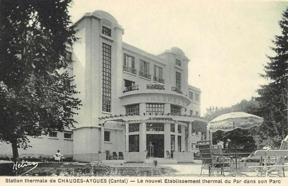 Carte postale ancienne représentant l'ancien établissement thermal du Par à Chaudes-Aigues, au cœur de la station thermale du Cantal.