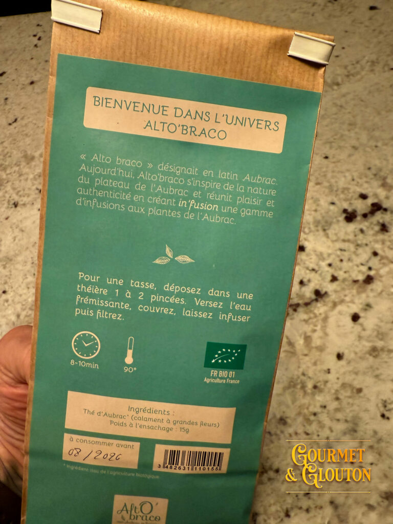 Sachet de thé d’Aubrac Alto'Braco élaboré à partir de Calament à grandes fleurs, plante emblématique des hauts plateaux de l’Aubrac.