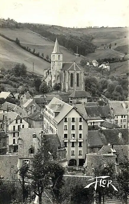 Carte postale ancienne offrant une vue panoramique de Chaudes-Aigues avec l'église Saint-Martin dominant le cœur historique du village.