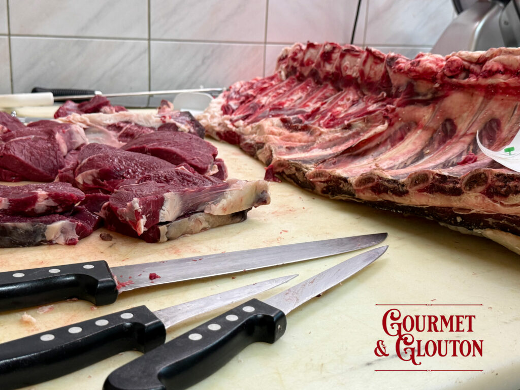Découpe d'une carcasse de Black Angus française illustrant la préparation des différentes pièces de bœuf avant leur sélection et leur mise en valeur.