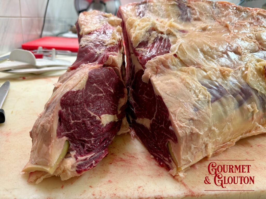Côte de bœuf de Black Angus française en cours de préparation chez Gourmet & Glouton à Chaudes-Aigues avant la découpe finale.