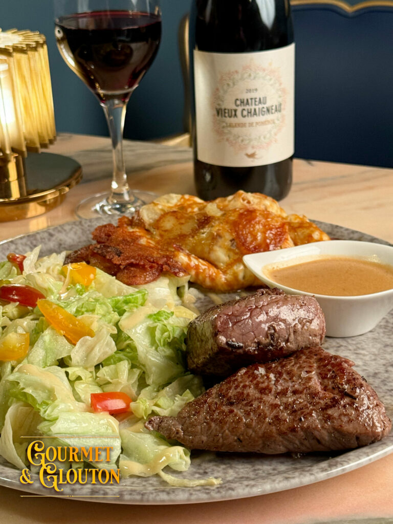Duo de Pavés Salers et Aubrac accompagné d'une truffade, d'une salade et d'une sauce au poivre chez Gourmet & Glouton à Chaudes-Aigues.