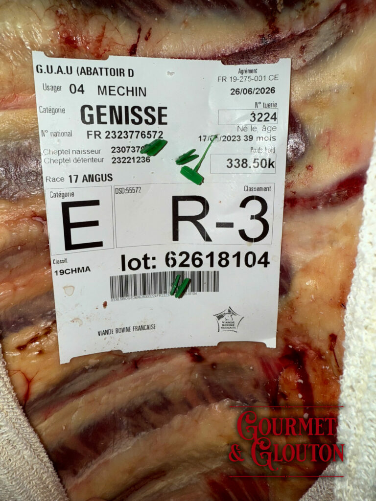 Étiquette de classement EUROP d'une génisse Angus française indiquant la conformation E, le classement R3, l'âge, le poids de carcasse et la traçabilité de la viande bovine française sélectionnée par Gourmet & Glouton.