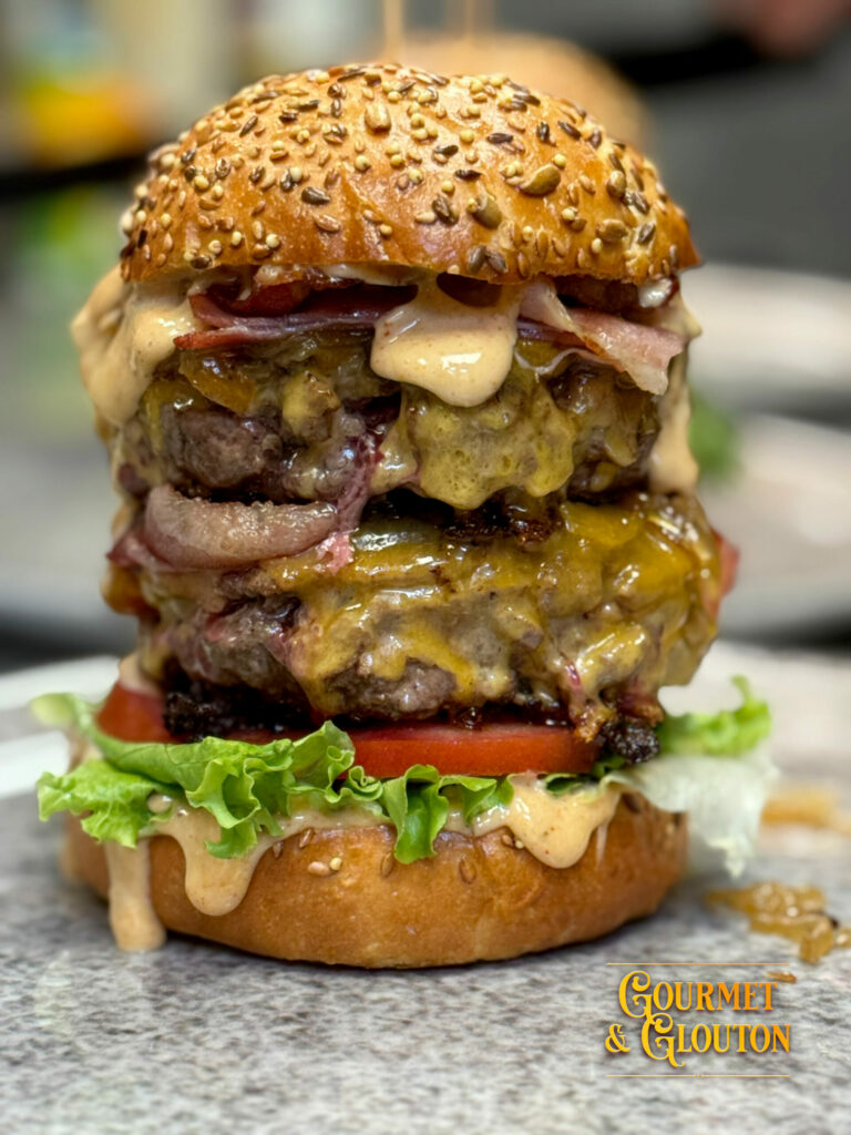 Le Titan, burger réalisé sur demande avec jusqu'à 400 g de viande hachée 100 % pur muscle Aubrac chez Gourmet & Glouton à Chaudes-Aigues.