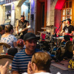 Cadillac Rumble joue devant le public installé sur la terrasse de Gourmet & Glouton pendant les Terrasses Musicales 2026.