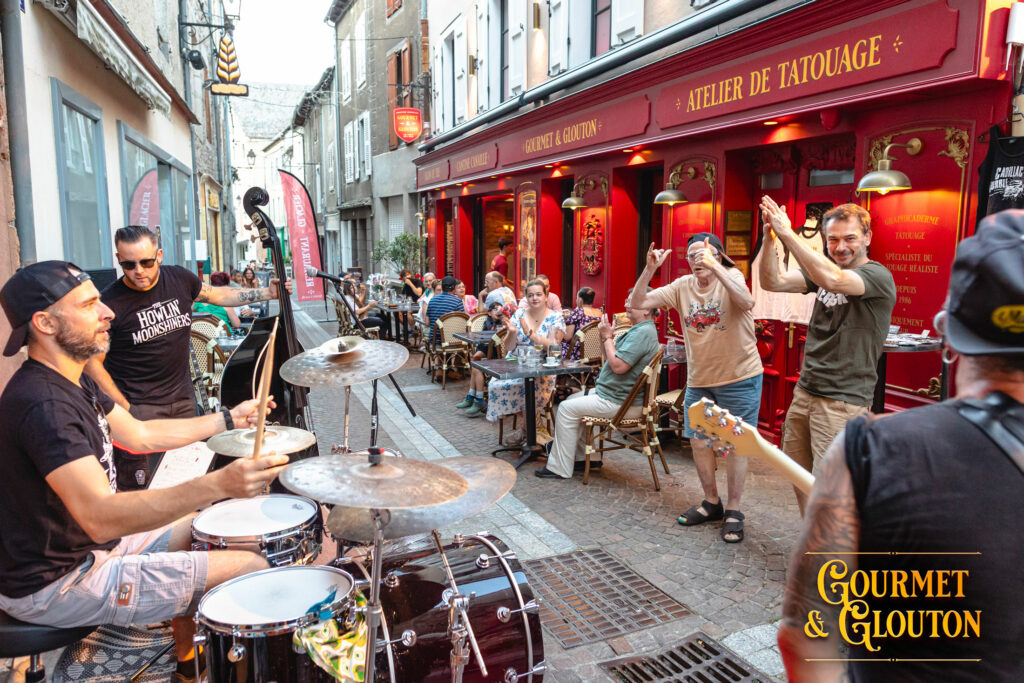 Cadillac Rumble en concert devant le public de Gourmet & Glouton, rue Notre-Dame d’Août, lors des Terrasses Musicales à Chaudes-Aigues.