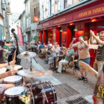 Cadillac Rumble en concert devant le public de Gourmet & Glouton, rue Notre-Dame d’Août, lors des Terrasses Musicales à Chaudes-Aigues.