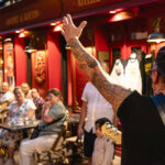 Le guitariste de Cadillac Rumble salue le public pendant les Terrasses Musicales chez Gourmet & Glouton à Chaudes-Aigues.