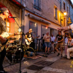 Cadillac Rumble en concert rue Notre-Dame d’Août pendant les Terrasses Musicales 2026 chez Gourmet & Glouton à Chaudes-Aigues.