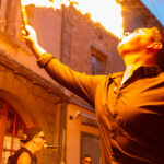 Enzo, alias Petit Dragon, crache le feu pendant le concert de Cadillac Rumble chez Gourmet & Glouton à Chaudes-Aigues.
