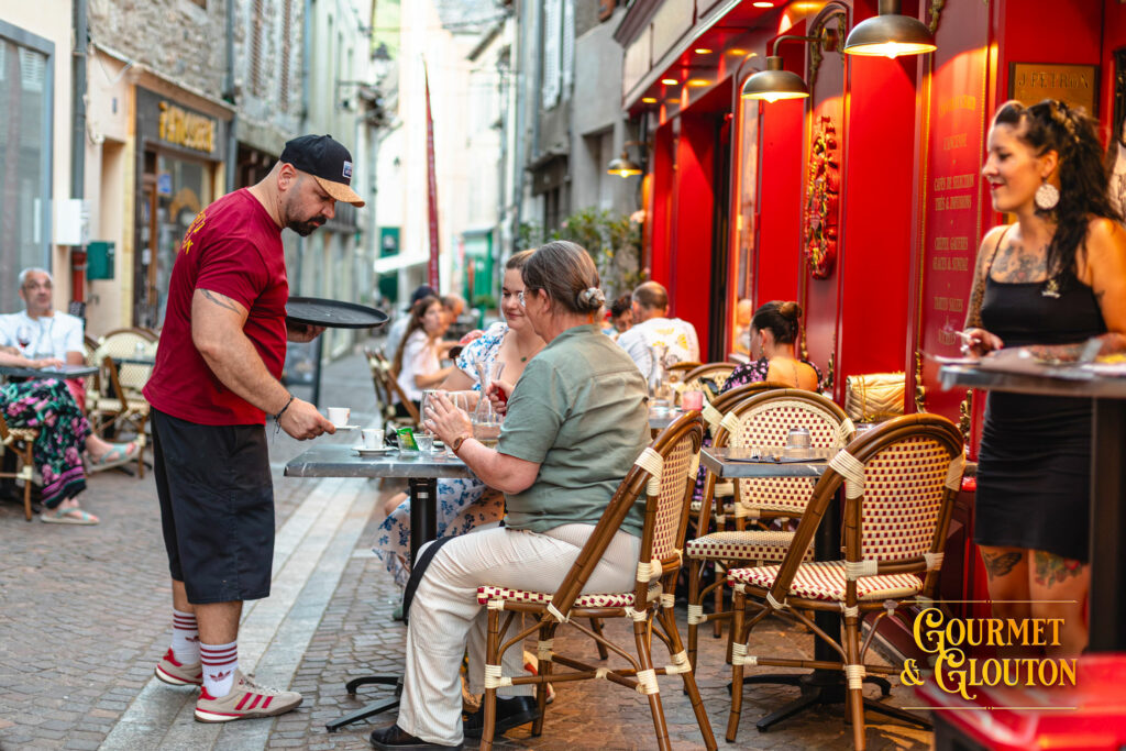 Loïc, surnommé Simon le Torpilleur, assure le service en terrasse chez Gourmet & Glouton pendant les Terrasses Musicales à Chaudes-Aigues.