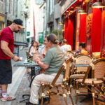Loïc, surnommé Simon le Torpilleur, assure le service en terrasse chez Gourmet & Glouton pendant les Terrasses Musicales.