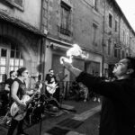 Petit Dragon, maître du feu, intervient pendant le concert de Cadillac Rumble rue Notre-Dame d’Août à Chaudes-Aigues.