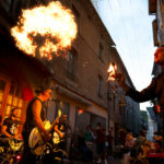 Petit Dragon réalise une animation de feu pendant le concert de Cadillac Rumble lors des Terrasses Musicales 2026 chez Gourmet & Glouton.