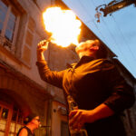 Enzo, alias Petit Dragon, crache le feu pendant le concert de Cadillac Rumble chez Gourmet & Glouton à Chaudes-Aigues.