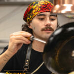Cuisinier de Gourmet & Glouton concentré en plein service, dans l’esprit d’une brigade de cuisine façon équipage de pirates.