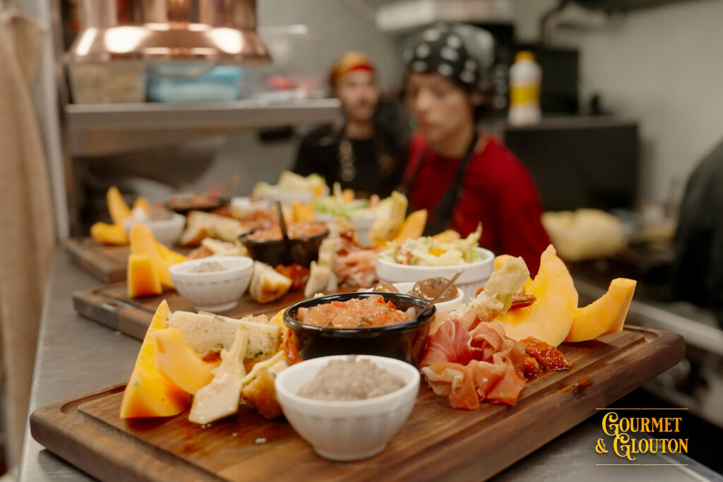 Planches gourmandes préparées en cuisine chez Gourmet & Glouton à Chaudes-Aigues